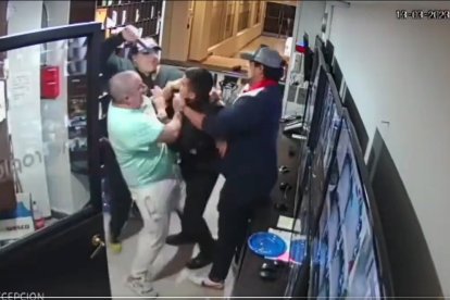 El ataque al guardia de seguridad quedó grabado en el sistema de vigilancia de la recepción del edificio.