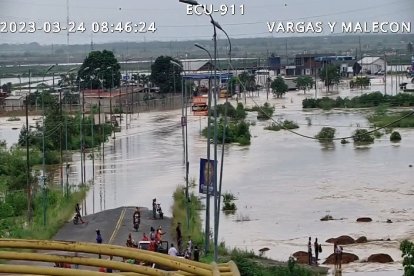 La vía Panamericana que conecta Santa Rosa con Machala, está completamente inundada.