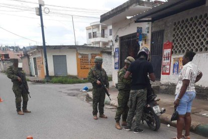 Uniformados hacen revisiones a transeúntes que van por el barrio.