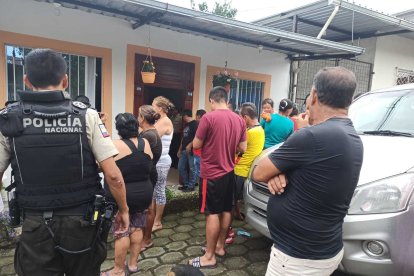 En el sitio del cantón El Carmen, los vecinos tienen una mezcla de ira y dolor.