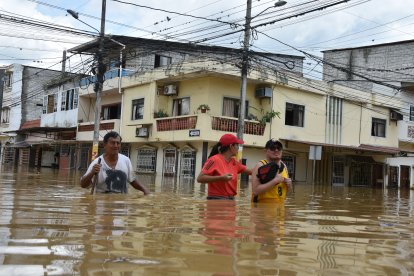 Los habitantes tratan de cruzar con cuidado las calles, algunos van de dos en dos o con palos, para evitar caídas.