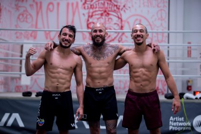 Sebastián (i) y Andrés (d) Alvarado son amigos de Vera y forman parte de su equipo.