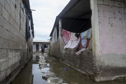 Vista de las afectaciones en la comunidad de Puerto La Cruz, el 24 de marzo de 2023 en la isla Mondragón en la provincia del Guayas (Ecuador).