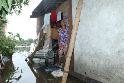 Nellys Ortiz decidió quedarse en su casa. No quiere dejar el sitio y se aferra a poder apuntalar la vivienda cuando las condiciones económicas lo permitan.