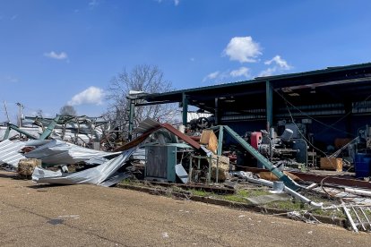 Un edificio dañado por un tornado en Amory, Mississippi, EE. UU., 25 de marzo de 2023. Al menos 23 personas han muerto después de que un tornado nocturno y un brote de clima severo arrasaran el estado estadounidense de Mississippi.