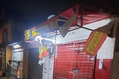 La explosión ocasionó daños en la puerta principal de la carnicería.