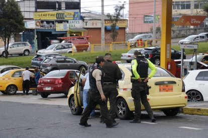 Los taxistas que fueron víctimas de los pistoleros colaboran con la policía para ubicarlos y detenerlos.
