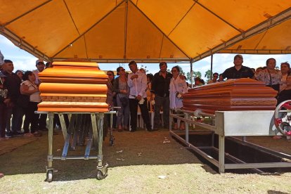 Allegados despidieron a Isabel e Ivanova en el cementerio Jardín del Paraíso.