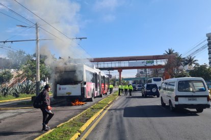 El percance con el trolebús se suscitó cerca de la intersección de las avenidas República y 10 de Agosto.