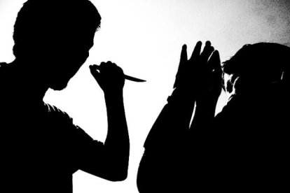 Menor dio puñaladas a una mujer.