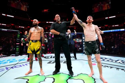 Sandhagen (d) se llevó el combate sobre Vera (i) al aprovechar los primeros dos rounds y mantener una gran defensa.