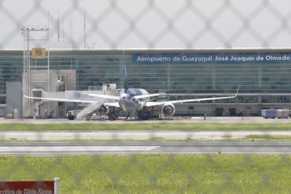 La pista de aterrizaje del aeropuerto José Joaquín de Olmedo de Guayaquil se encuentra cerrada a las operaciones aéreas