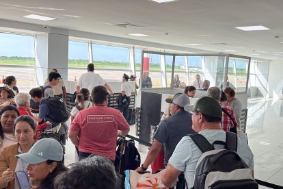 Pasajeros están esperando en el aeropuerto de Manta.