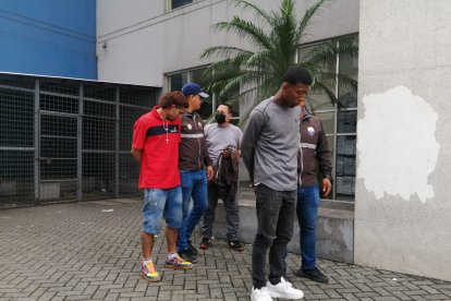 Los detenidos estaban al cuidado de las víctimas, según información policial.