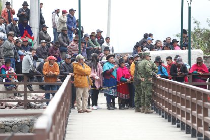 Los alauseños se agolparon en el puente que conecta a la zona con el resto del cantón.