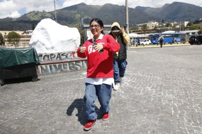 La joven influencer suele hacer sus videos en las afueras de una universidad de Quito.