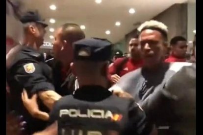 Miembros de la policía española golpearon a jugadores de Perú
