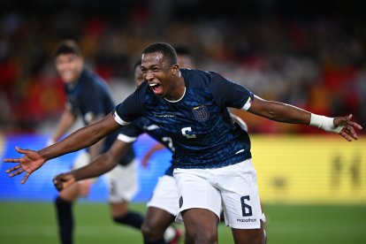 William Pacho celebrando su gol ante Australia.