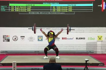 La hermana menor de Neisi Dajomes y Anggie Palacios se consagra triple medallista mundial de pesas.