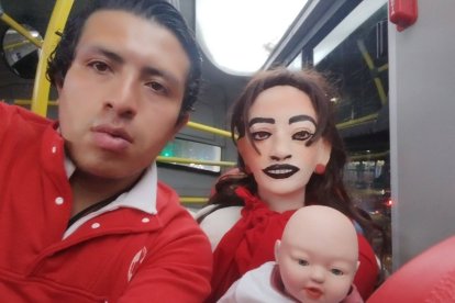 Cristian Montenegro viaja en autobuses con su familia de trapo.