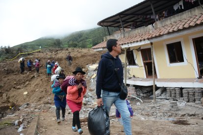 Decenas de habitantes han tenido que evacuar algunas zonas por el peligro.