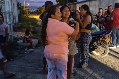 Familiares de los fallecidos lloran por sus seres queridos, quienes fueron víctimas de ataques armados.