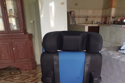 Esta silla de ruedas ayudará a Sarita en su postura.