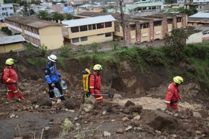 Los rescatistas que recibieron a los parientes de Castro les explicaron que no es tan fácil.