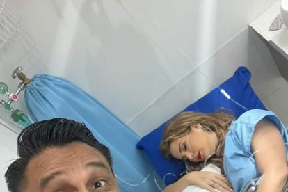 Andrés llevó a Carolina tras su problema de salud. Ella ya retomó sus actividades.