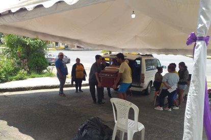 En el sitio donde laboraba lavando carros, velaron a la víctima.