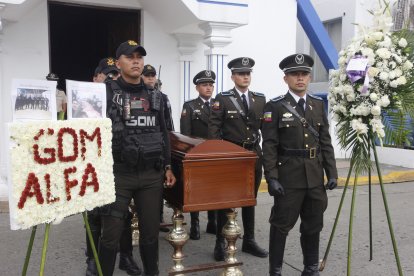 Capilla ardiente levantada en el Cuartel Modelo para policia que murió en manos de delincuentes la noche del lunes 27 de marzo durante un patrullaje de rutina Agencia (Ag-extra)