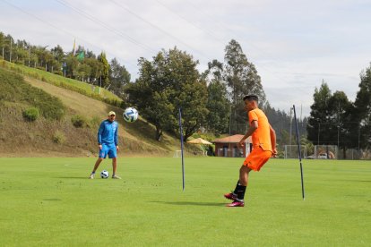 El seleccionador Diego Martínez (i) resaltó el nivel de sus pupilos, que buscarán ser protagonistas del torneo.