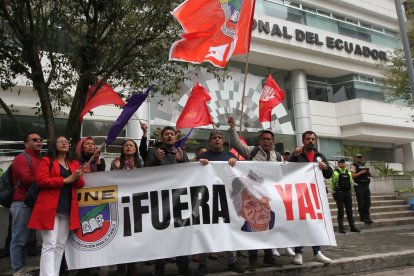 Miembros de la UNE llegaron a la Corte Constitucional para exigir el juicio político.