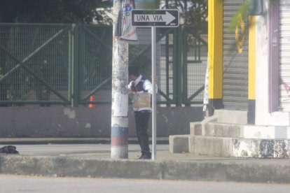 El hombre está junto a un poste, fuera del mercado de Sauces 9.
