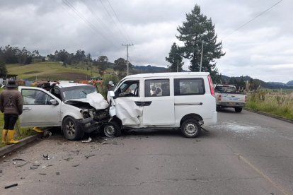 Una mujer de 43 años de edad fue la víctima mortal de un choque frontal excéntrico ocurrido este jueves 30 de marzo en el sector de Tarqui, a 16 kilómetros de Cuenca por la vía Cuenca-Girón- Pasaje. En el hecho otras dos personas resultaron gravemente heridas y se hallan asiladas en el hospital regional de Cuenca, Vicente Corral Moscoso. Presentan múltiples fracturas, traumatismos moderados y laceraciones, según los socorristas de cuerpo de bomberos.

Las víctimas son los pasajeros de una mini - furgoneta que se impactó contra una camioneta Dmax. Debieron ser rescatadas mediante el sistema de extricación, señalaron los bomberos. El cuerpo de la fallecido no fue identificado y fue llevado al Centro de Investigación Forense para las diligencias de rigor y el establecimiento de las circunstancias de la muerte.

El personal de la Comisión de Tránsito del Ecuador del área de investigación de accidentes de tránsito, fueron los encargados de levantar indicio para el proceso investigativo que determine las circunstancias del incidente que segó la vida de un fémina y dejó heridos a otras dos personas.

Aparentemente, el exceso de velocidad, calzada mojara e impericia, serían las causas del hecho.
