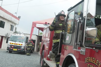 Acción.- Foto referencial de un equipo de bomberos que salen a atender una emergencia.