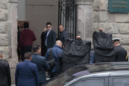 Los guardias de seguridad protegieron al presidente Lasso mientras entraba a la reunión.