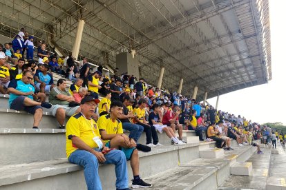 Los fanáticos ecuatorianos aprovecharon para ver el choque entre Colombia y Uruguay.