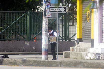 Momento en el que el ciudadano estaba junto al poste, preocupado por su situación.