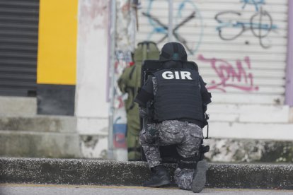 Agentes policiales especializados intervinieron ante la alerta registrada este jueves, en Sauces 9.