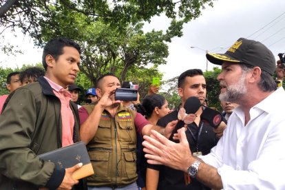 Una corta conversación tuvo el muchacho con el gobernador del Guayas.