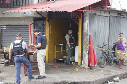 Agentes policiales llegaron al sitio para iniciar las investigaciones del caso.