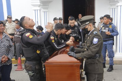 Capilla ardiente levantada en el Cuartel Modelo para policia que murió en manos de delincuentes.