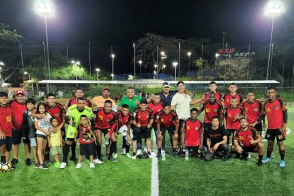 Los exseleccionados Fernando Guerrero y Jorge Guagua, juegan en el equipo Compas FC, de Durán, y se llevaron el Mundialito 2.