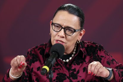La Secretaria de Seguridad y Protección Ciudadana (SSPC), Rosa Icela Rodríguez, habla durante una rueda de prensa hoy, en el Palacio Nacional de Ciudad de México (México). Cinco personas fueron detenidas hasta el momento en México.