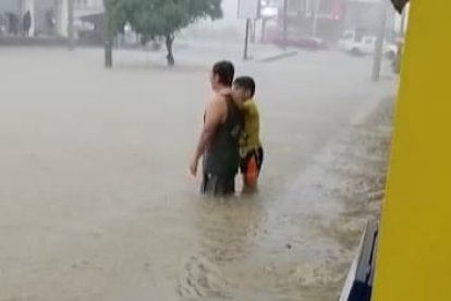 La creciente del río Burro afectó arterias viales como la avenida 4 de Noviembre.