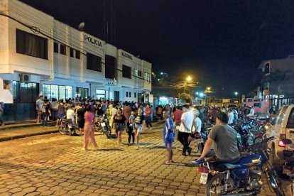 Moradores estuvieron fuera de la dependencia policial.