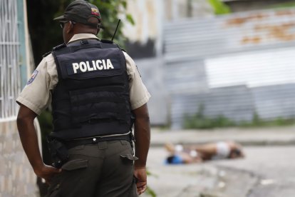 Una de las víctimas habría agonizado en la escena.