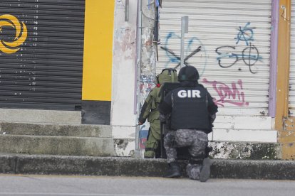 La desactivación de los artefactos explosivos duró entre 45 minutos y una hora.