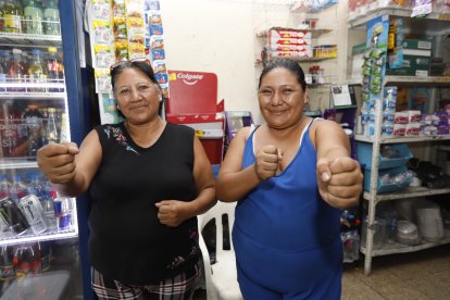 Yolanda y Johana pagan $ 200 de alquiler del local en la Portete. Dicen que ‘la sudan’ para reunir el dinero, por eso defienden su tienda de los ‘choros’.